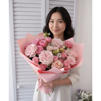 Букет из пышных роз и кустовых роз