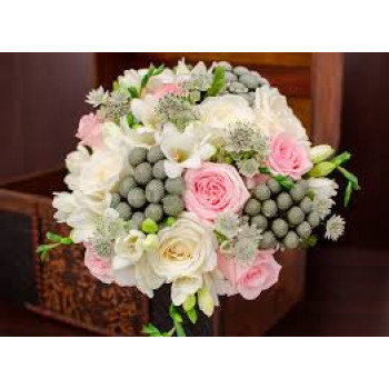 Букет из брунии и роз